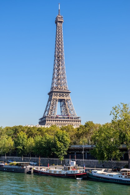 Photo eiffel tower during midday in paris