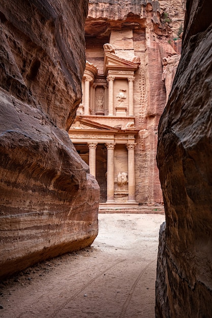 El Khasneh al Faroun petra jordan canyon view