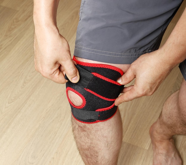 Elastic bandage to fix knee to prevent injuries and promote recovery of joint