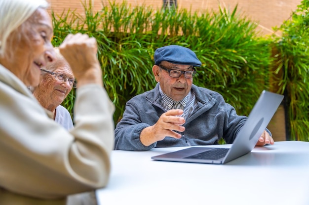 Photo elder people using laptop in a nursing home