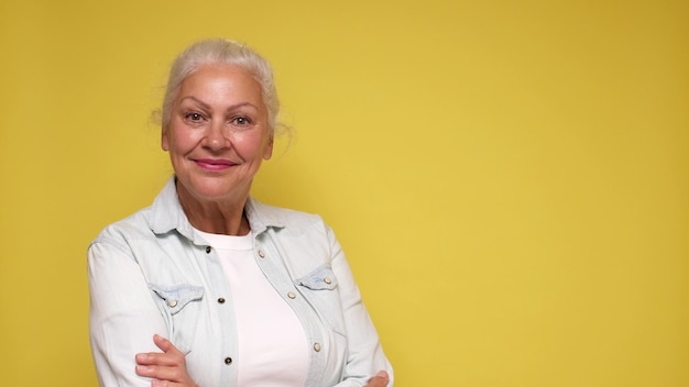 Photo an elderly european woman in glasses confidently looks into the camera smiling studio shot