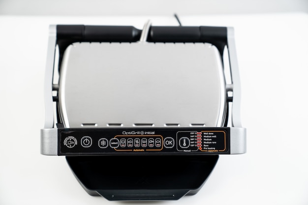 Electric grill with closed lid