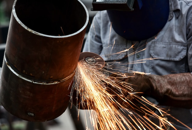 Electric wheel grinding on steel pipe