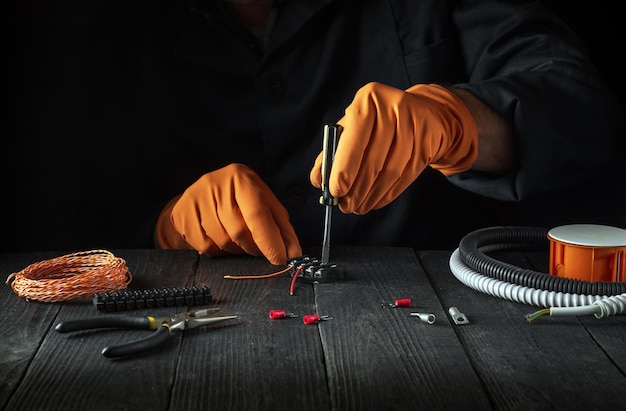 Electrical connection in the workshop of a master electrician