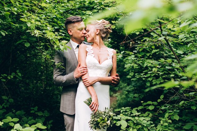 Photo elegant bride and groom posing together outdoors on a wedding day