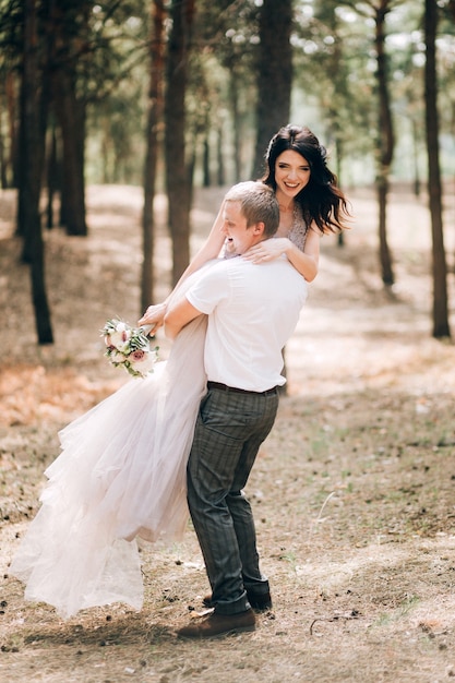 Photo elegant bride and groom posing together outdoors on a wedding day