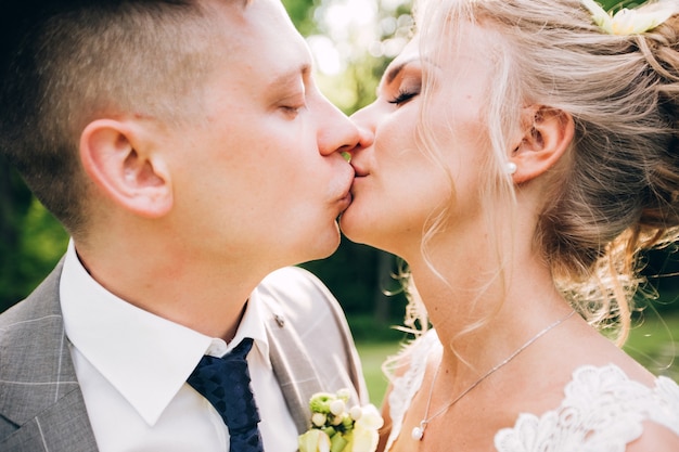 Photo elegant bride and groom posing together outdoors on a wedding day