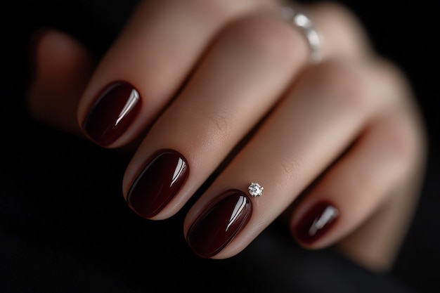 Photo elegant burgundy nail polish with diamond ring