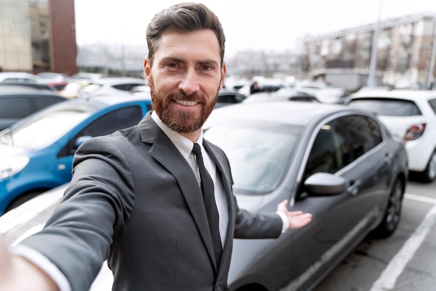 Photo elegant male taxi driver in costume