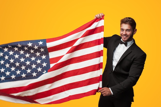 Photo elegant man in suit with flag