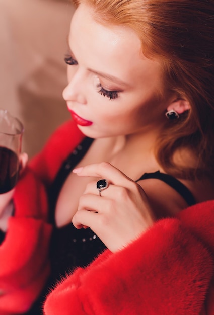 Photo elegant young woman with jewelry at restaurant