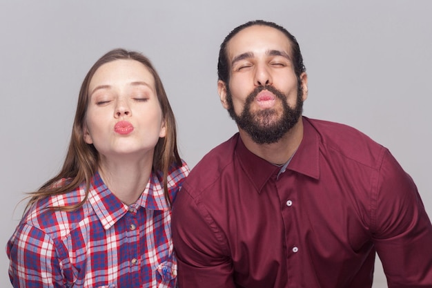 Photo emotional couple on gray background