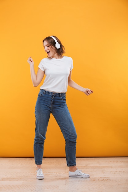 Photo emotional funny young woman listening music singing.