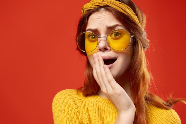 Photo emotional woman wearing yellow glasses fashion studio posing decoration high quality photo