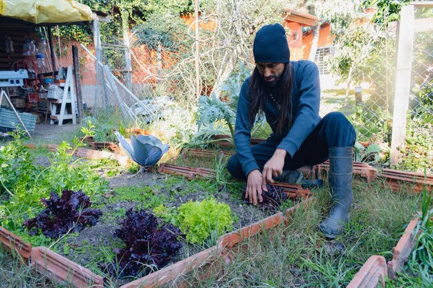 Photo employed man cleaning the vegetable garden at home