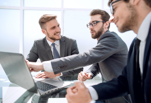 Employees discussing new informationbusiness and technology