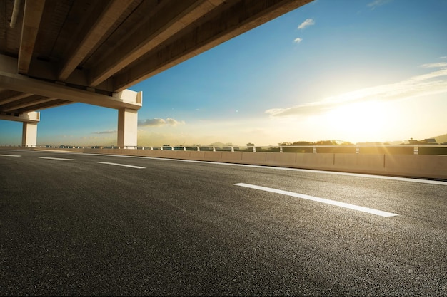 Photo empty asphalt highway road under overpass and city view night scene