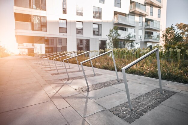 Photo empty bicycle parking lot in the modern neighbourhood ecology friendly infrastructure in the modern city cycling culture in europe