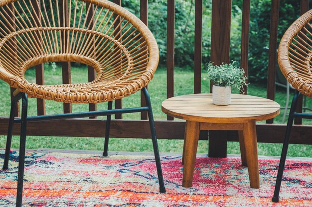 Photo empty chairs and table in yard