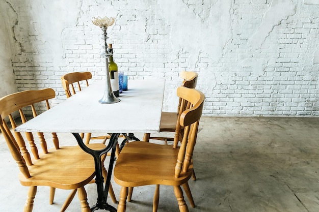 Photo empty chairs and tables against wall in building