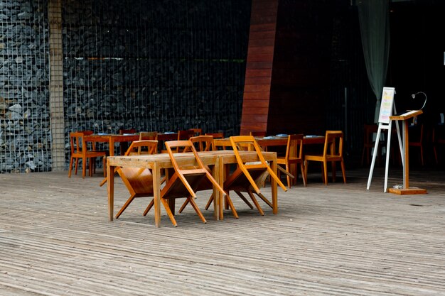 Photo empty chairs and tables at closed outdoor restaurant