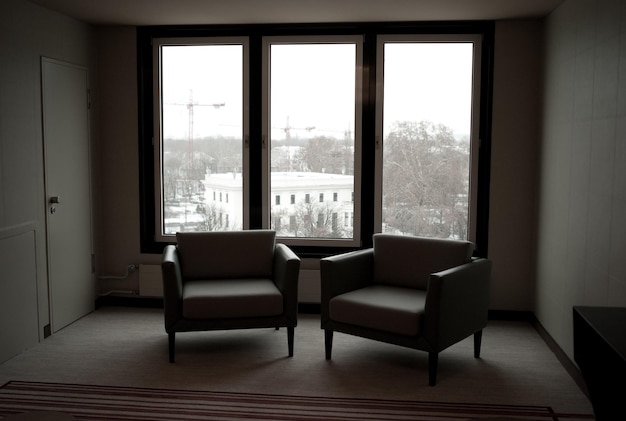 Photo empty chairs and window