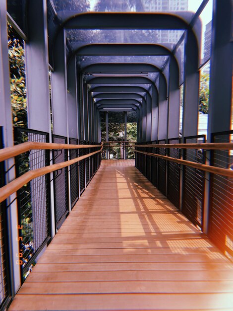 Photo empty footbridge in building