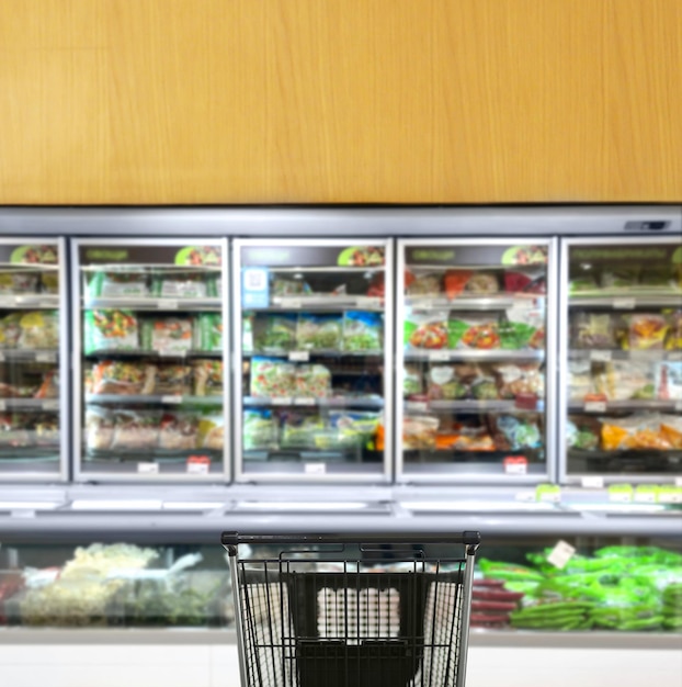 Photo empty grocery cart in an empty supermarket