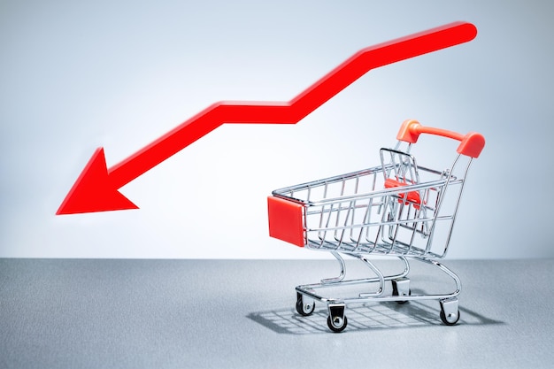 Empty grocery cart with falling arrow chart Concept of the economic crisis Inflation Food shortages food crisis famine problems