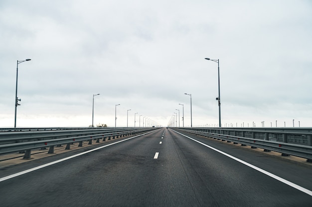 Photo empty highway with asphalt road and cloudy sky