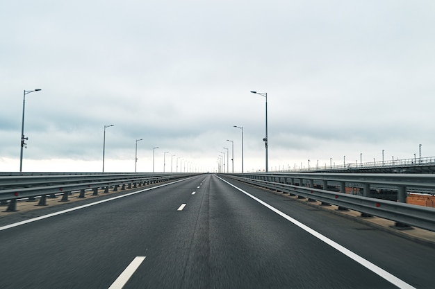 Photo empty highway with asphalt road and cloudy sky