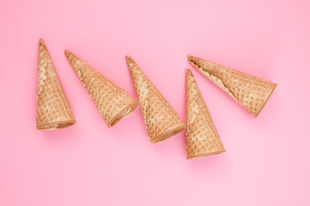 Photo empty ice cream waffle cones on pink background