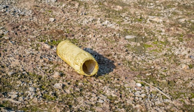 Photo empty plastic bottle abandoned on the beach