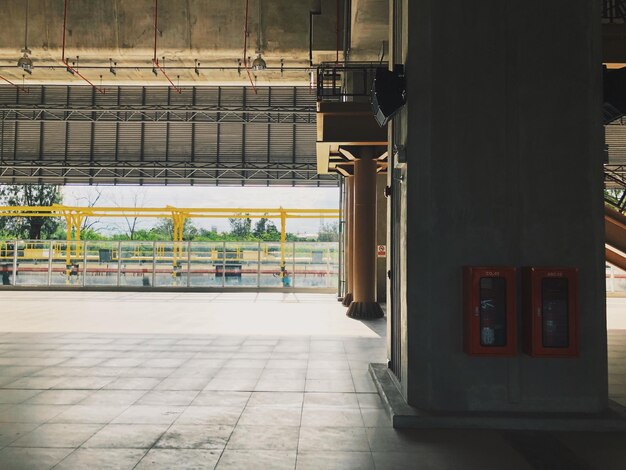 Photo empty railroad station platform in city