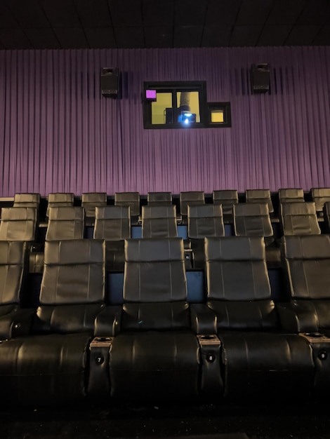 Photo empty reclining leather seats in a modern movie theater