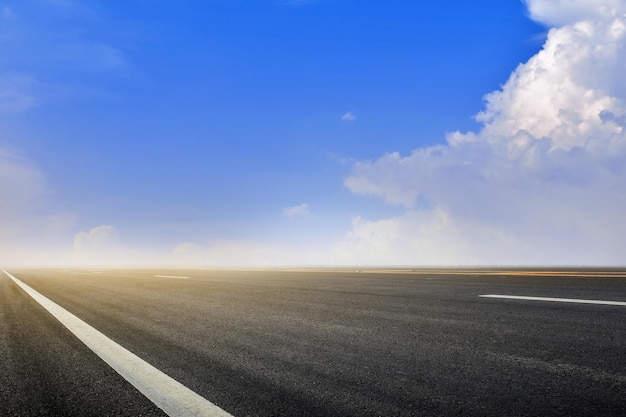 Photo empty road against blue sky