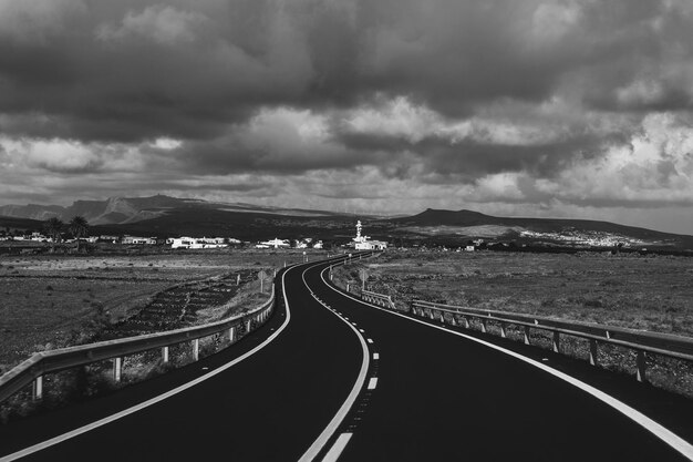 Photo empty road along countryside landscape