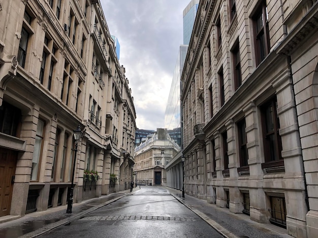 Photo empty road amidst buildings in city