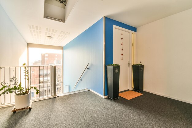 Photo an empty room with a blue wall and a balcony