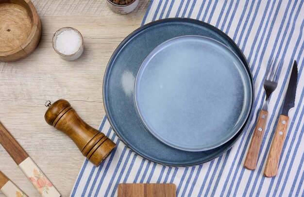 Photo empty round ceramic plate on the table with spices top view