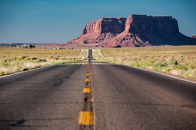 Photo empty scenic highway in monument valley