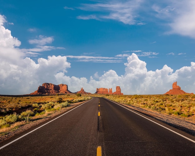 Photo empty scenic highway in monument valley