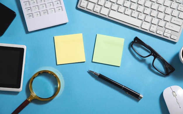 Empty sticky note with a business objects