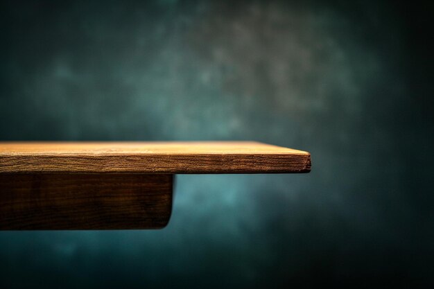 Photo empty table with wooden board and dark background