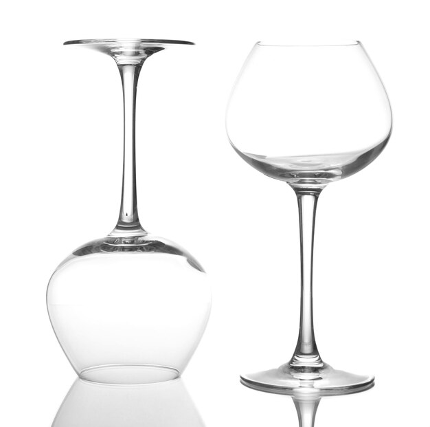 Photo empty wine glasses isolated on white