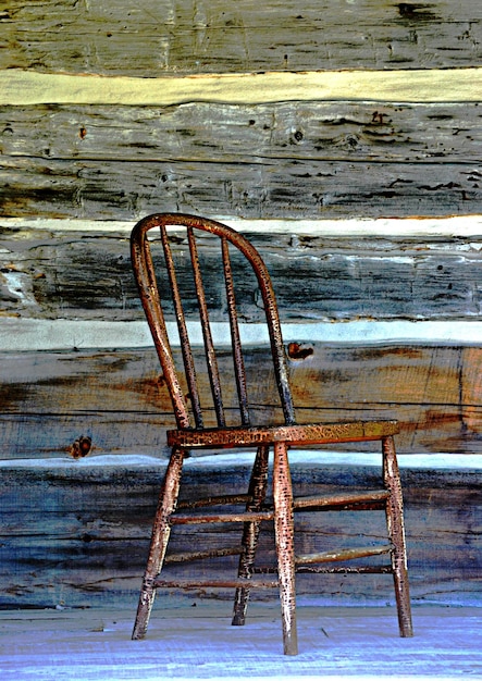 Photo empty wooden chair against wall