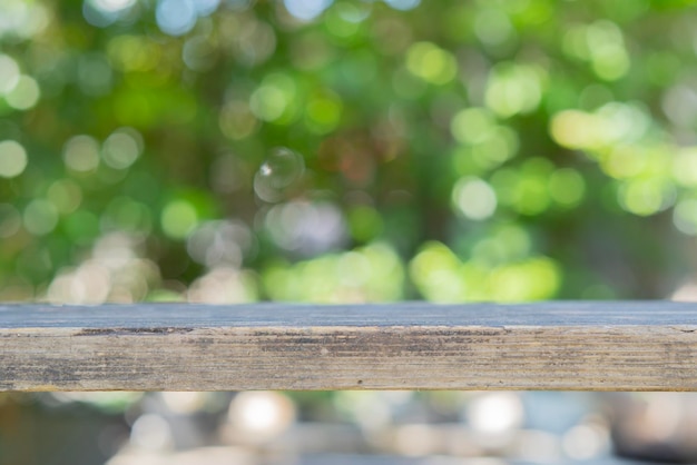 Photo empty wooden table with garden bokeh background with a country outdoor theme