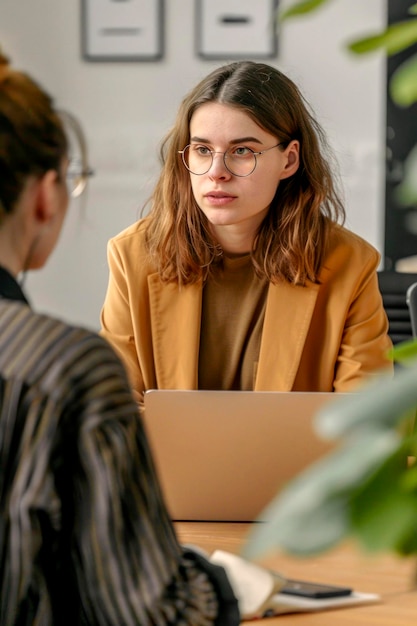 Photo engaged young businesswoman in a focused discussion during a corporate meeting