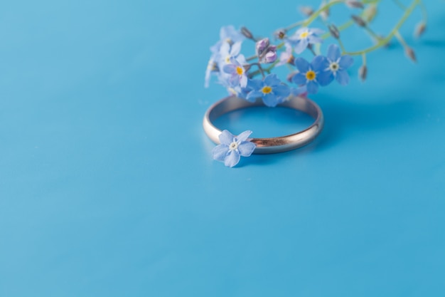 Engagement ring with forget-me-not / Romantic scene