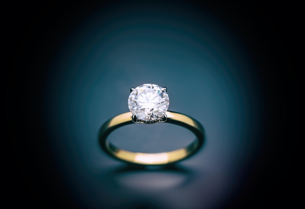 Engagement Ring With Round Cut Diamond